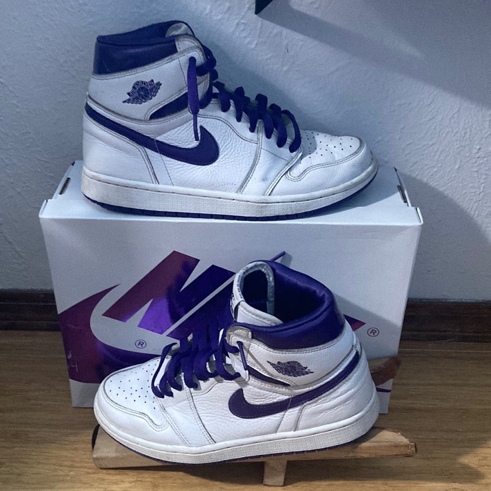 Jordan 1 high metallic purple they have used so some paint is coming off